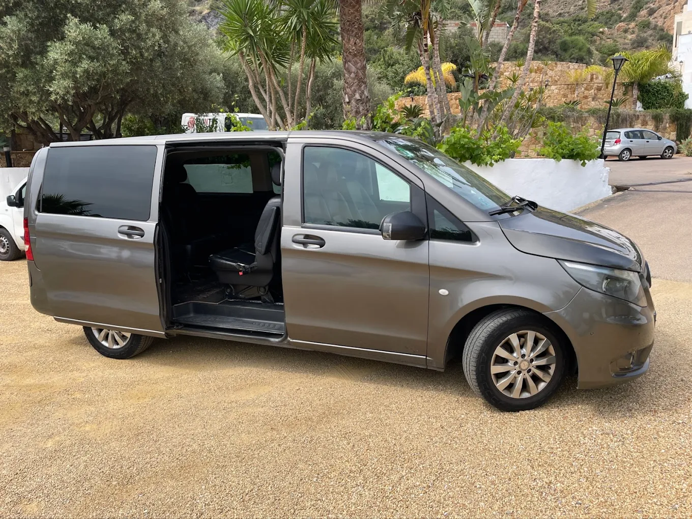 Mercedes Vito de hasta 9 plazas con puerta corredera abierta